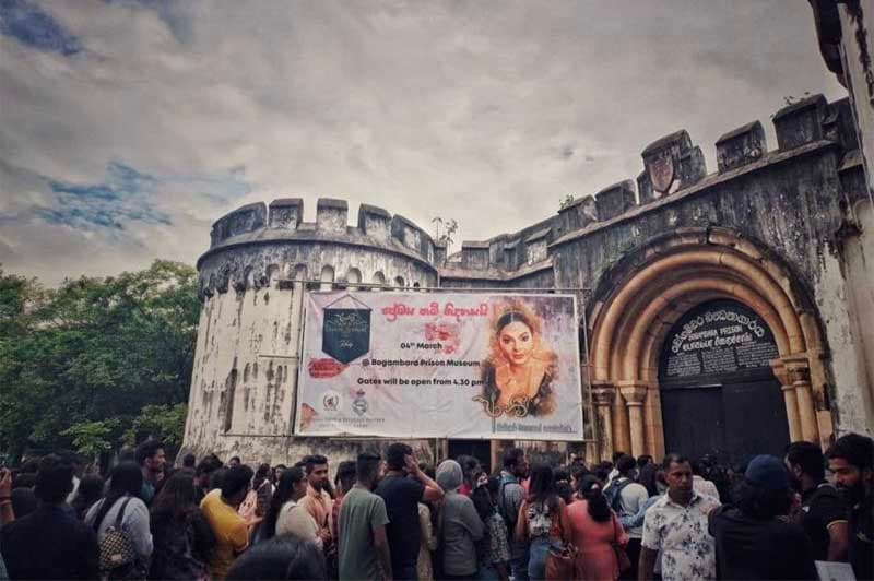 අඳුරු සිපිරිගෙයක් කලාගාරයක් කළ අභිෂේකා