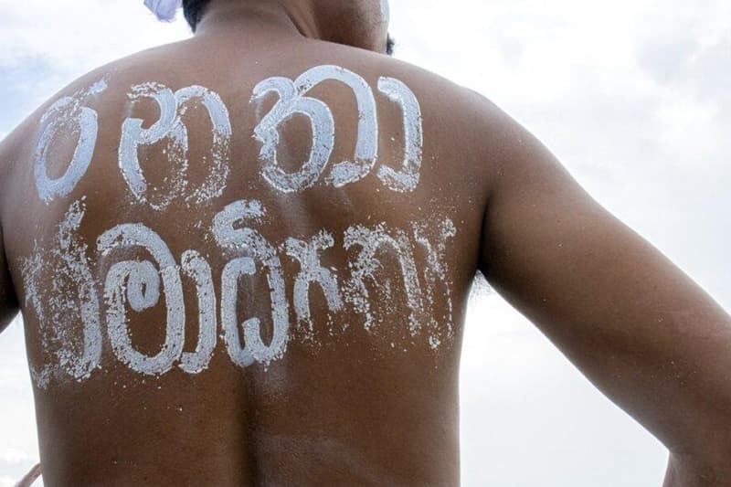 මේ 'මොහොත' වහා අල්ලාගත යුතු ද? කෙසේ හෝ මඟහැරිය යුතු ද? - (ගාමිණී වියන්ගොඩ)