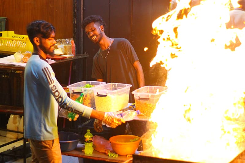 අර්බුදයෙන් උපන් - අරගලයෙන් සරු කළ වීදි ආහාර සංස්කෘතිය -(ඉරෝෂිණී දීපිකා)