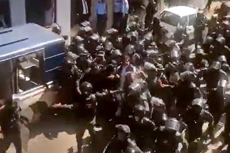 ඉම්රාන් ඛාන් ට එරෙහිව ඇති චෝදනා මොනවා ද?