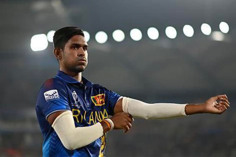 ලංකාවේ දුර්වල පන්දු යැවීම හමුවේ පකිස්ථානයට වාර්තාගත ජයක්
