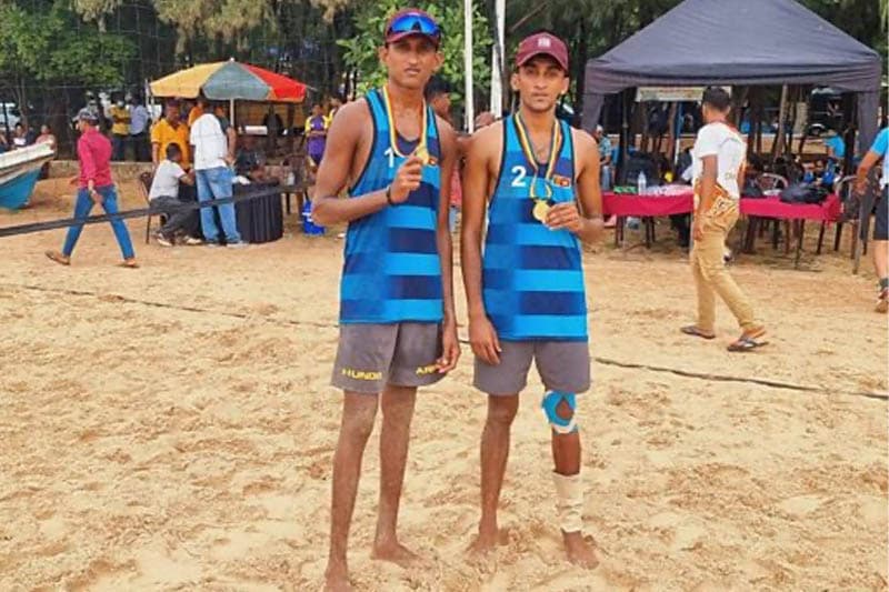 මුහුදක් නැති මැදවච්චියේ 'වෙරළේ නීතියට' බීච් වොලිබෝල් ක්රීඩා කර රන් පදක්කම් දිනූ මිතුරෝ
