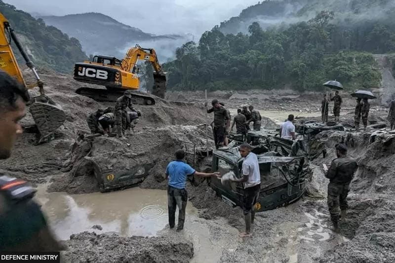 ගංවතුරින් අතුරුදහන් පිරිස් සොයා ඉන්දිය බලධාරීන් සටනක