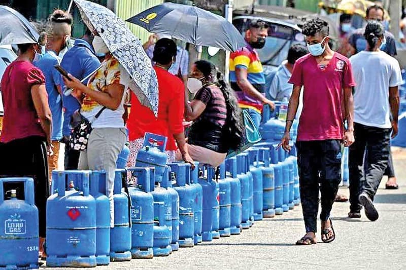 'හරි පාර' : අර්බුදය බුද්ධිමත්ව දකිමු ! - (රවී කරුණානායක)
