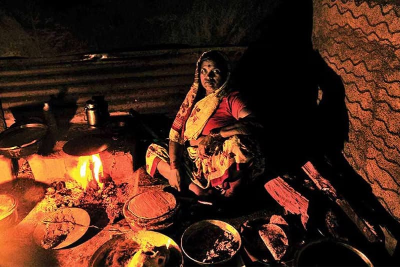 නොරට සිට ආ මුතුන් මිත්තෝ (14) : ඔය මිනිස්සුන්ට මොකටද කරන්ට් එක ? (ඉන්දු පෙරේරා)