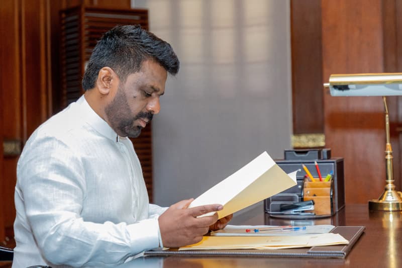 ගිවිසුම් අත්සන් කිරීමේ දී දැඩි ලෙස විමසිලිමත් වන්න: පුරවැසි පිරිසකගෙන් ජනපතිට ලිපියක්