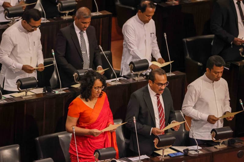 කථාව දෝලාවෙන්- ගමන වැල්පාලමෙන් - (මහාචාර්ය චරිත හේරත්)