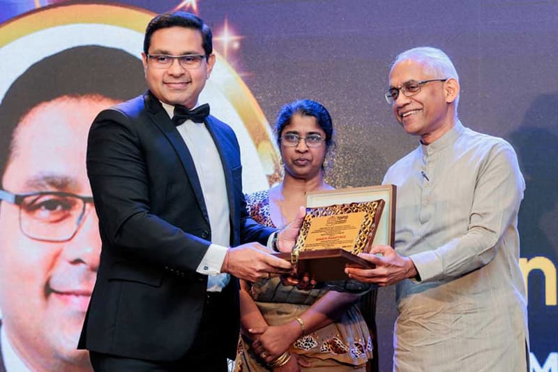 කොමර්ෂල් බැංකුවේ කළමණාකාර අධ්යක්ෂ සනත් මනතුංග සම්මාන ලබයි
