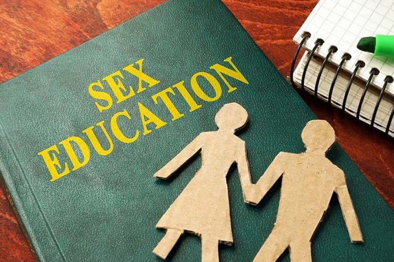 ලිංගික අධ්යාපන පාසල් පොතේ ආරක්ෂාවෙන්න ඕන කොහොමද කියන්නෙ නැහැ !