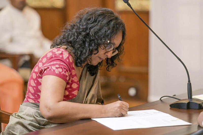 පැතළි ද යථාර්තය - (ආචාර්ය අතුලසිරි සමරකෝන්)