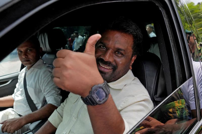 මාලිමාවේ ජයෙන් ඔබ්බට - (මහාචාර්ය චරිත හේරත්)