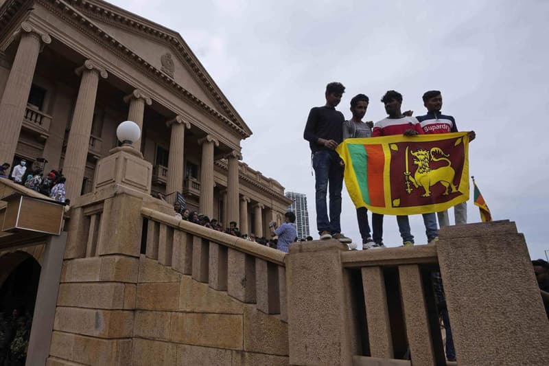 ඵලදායි නොවන පොල් ඉඩම් සහ ප්රජාතන්ත්රවාදය - (මහාචාර්ය රොහාන් සමරජීව)