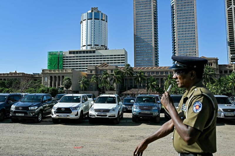 ජනපති කාර්ය මණ්ඩල වාහන ජනතාවගේ කණෙන් රිංගවීමට ඉඩ දෙමු ද? (සුනිල් කන්නන්ගර)