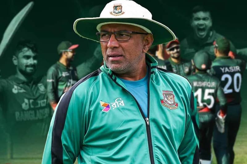 හතුරුසිංහ බංගලි ක්රිකට් පුහුණුකරු තනතුරෙන් දොට්ට දැමු හේතුව ?