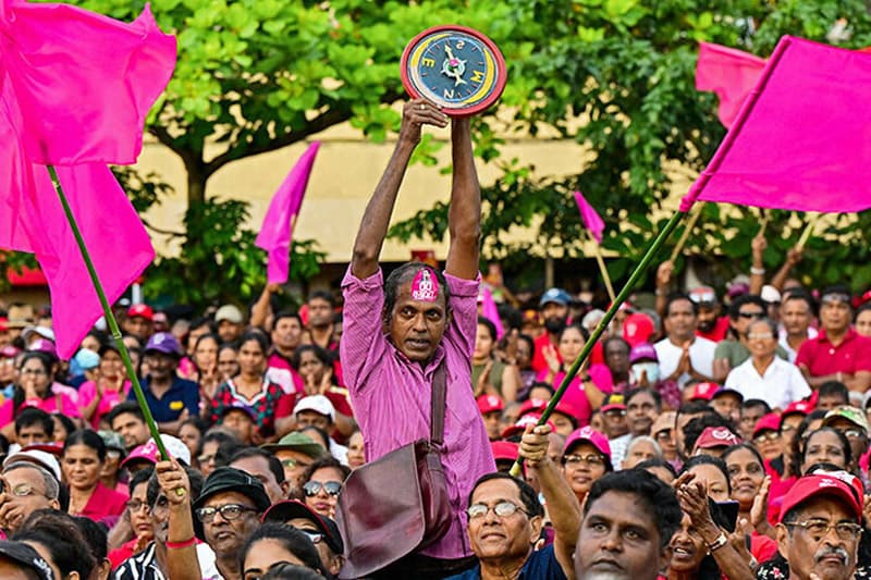 අපි හැමෝම සහෝදරයන් සහෝදරියන් වුනු ඉදිරි වසර පහක කාලය සතුටින් විඳිමු - (චින්තන ධර්මදාස)