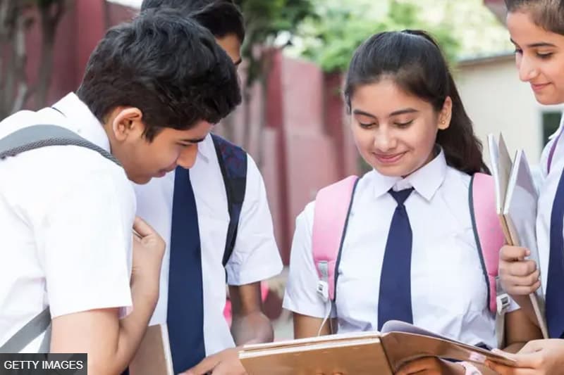 පාසල් දරුවන්ගේ ලිංගික අධ්යාපනය: 'පොතේ තියෙන ටිකවත් උගන්වන්නේ නැහැ'