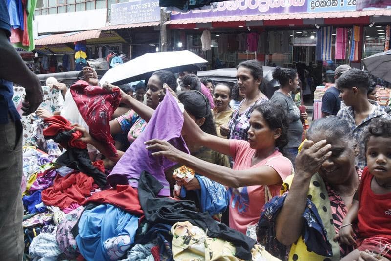 පසුගිය දිනවල රට පුරා පැතිරුණු මොකක්ද මේ 'සාප්පු උන්මාදය' ? | නිරංජන් චාමින්ද කරුණාතිලක
