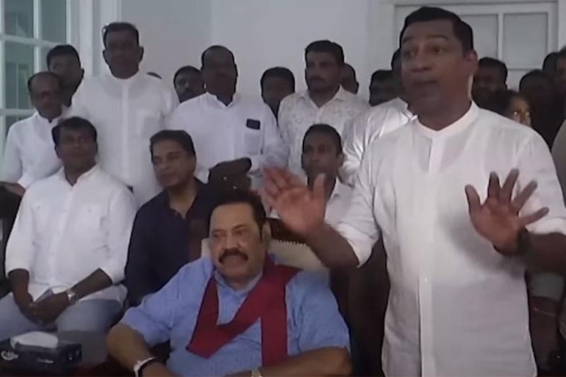 මහින්දට නායක හිමිවරුන්ගෙන් ගෙයක්