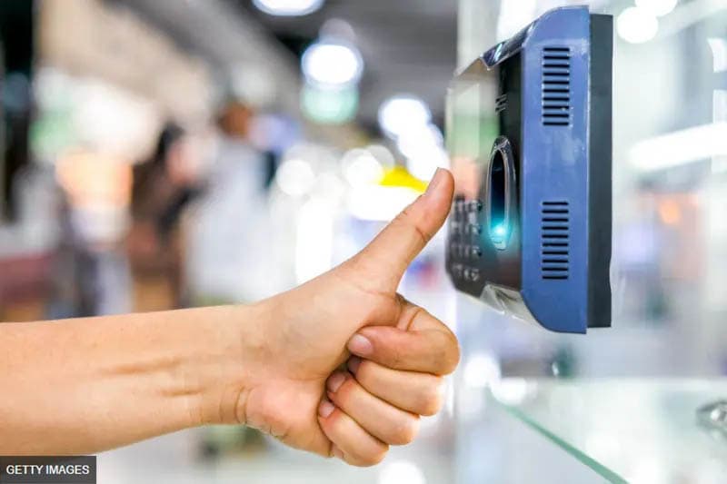 ඇඟිලි සලකුණු විරෝධය බූමරංගයක් ද? : තැපෑල සිව්වන දිනටත් කොට උඩ !