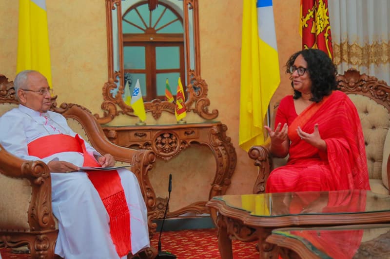 අගමැතිනිය හා කාදිනල් හිමි අතර විශේෂ සාකච්ඡාවක්