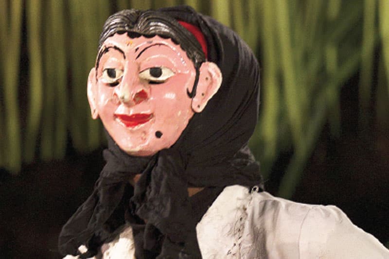 කෝලම් අතරින් මතුවන කාමධේනුව ; ලෙන්චිනා