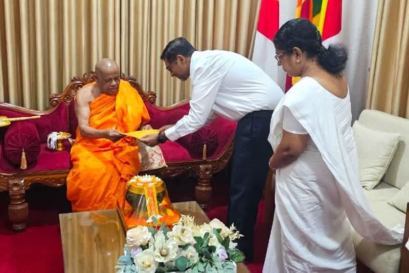 රනිල් වෙනුවෙන් එජාපයේ ප්රධානීන් අස්ගිරි මහානාහිමි බැහැදකී