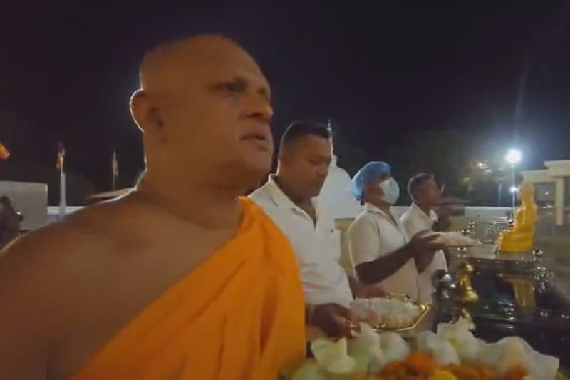 'විසාලා මහනුවරක් වීමට ගිය අප රට බේරාගෙන, ජනතාවගේ ගිනි නිවා දැමුවේ රනිල්' - රුවන්වැලි සෑ චෛත්යාරාමාධිපති හිමි