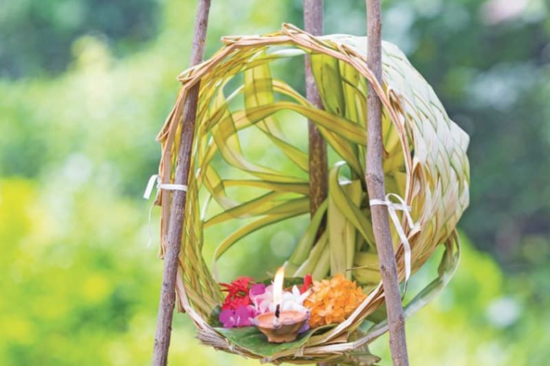 එන්න දෙවියනේ මල් පැළ අපි බැන්ඳා