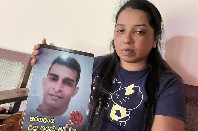 අරගලයේදී වෙඩි කා මැරුණු චමින්දගේ නිවසට අස්වැසුමවත් නැහැ !