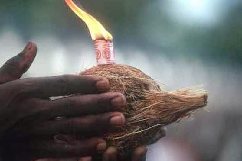 තිලක මතක (36) : පොල් ගෙඩියක් උඩ තබා කරකවන බවට යකැදුරකු ගෙන් අභියෝගයක් (ඉන්දු පෙරේරා ලියයි)