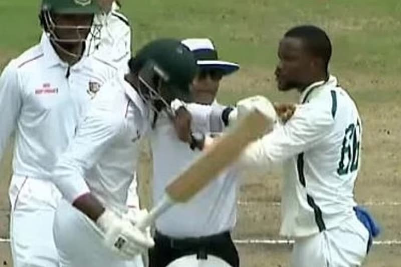 ක්රිකට් පිටිය මැද ගහගැනීමක්: දකුණු අප්රිකානු පන්දු යවන්නාගෙන් බංග්ලාදේශ පිතිකරුවාට පහර දීමක්