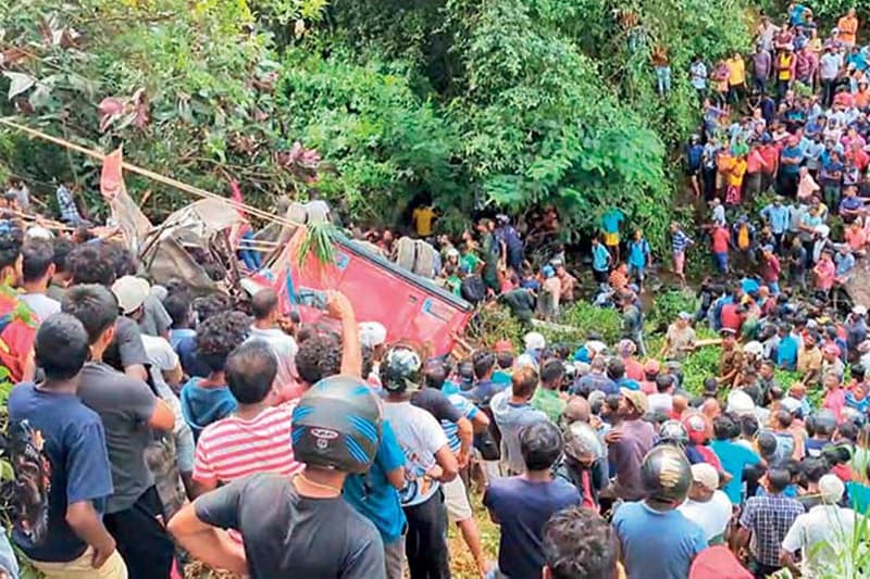 ගැරඬි ඇල්ල බස් රථ ඛේදවාචකයට 'අද්භූත හේතුවක්' මුල් වුණාද ? | තිලක් සේනාසිංහ