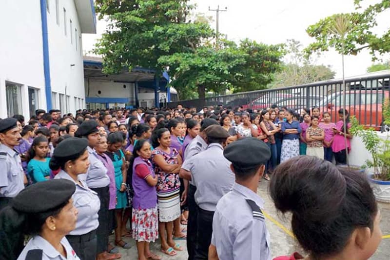 'කම්කරුවන් දොට්ට දමා, NEXT වසා දැමීම නීති විරෝධියි'
