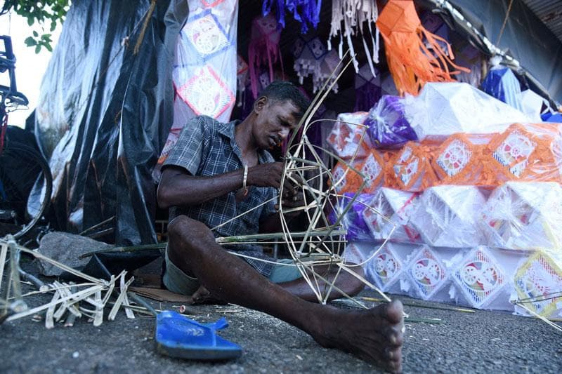 පෙරහන්කඩේ : දැල්වීමටත් පෙර දැවී ගිය වෙසක් සැරසිල්ල | චන්ද්රසිරි සෙනෙවිරත්න