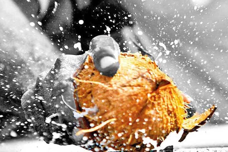 චාරිත්රමය පොල් ගැසීම් ඉක්මවන ප්රදර්ශනාත්මක දේශපාලනික පොල් ගැසීම්