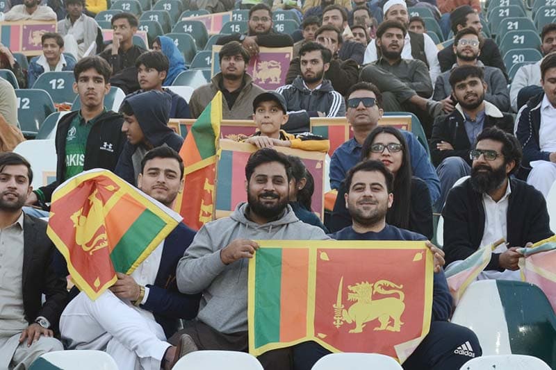 පාකිස්තාන ක්රිකට් ලෝලීන් ශ්රී ලංකා කොඩි වනමින් කෘතඥතාව පළකරති