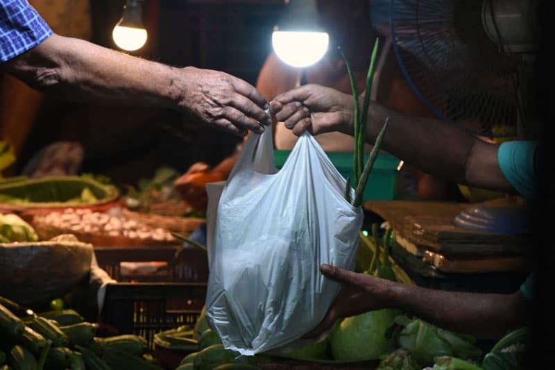 පොලිතීන් මර උගුලෙන් රට බේරා ගැනීමේ විශිෂ්ටතම පියවරක් | ඒ.ජී රේණුකා දමයන්ති