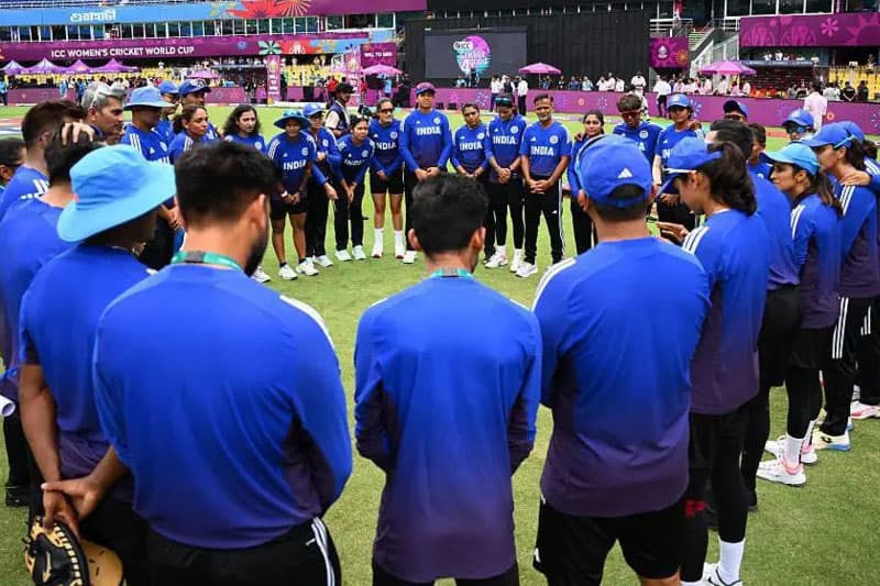 ඉන්දු-පාකිස්තාන කාන්තා ක්රිකට් තරගයේත් අතට අත දීමක් නැහැ?