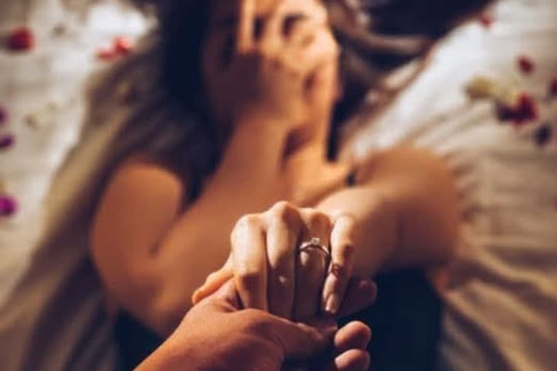 විවාහයෙන් ටික කලකට පසු ලිංගික ආකර්ශනය බිඳ වට්ටන Social Media !