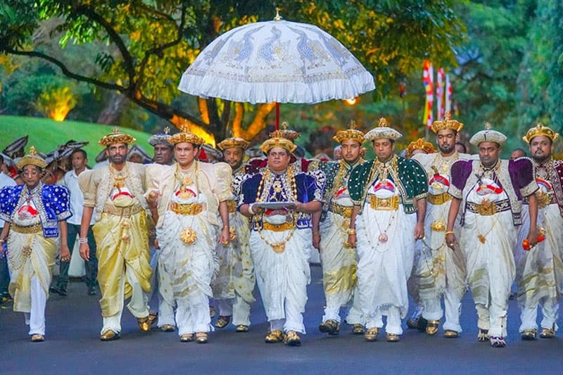 දළදා මාලිගාවේ දියවඩන නිලමේ නිලවරණය; එකමිටට ගැහැණු බැහැර කෙරෙන උඩරට සම්ප්රදාය හා ඉංග්රීසි නීතිය | Ishankha Singha Arachchi