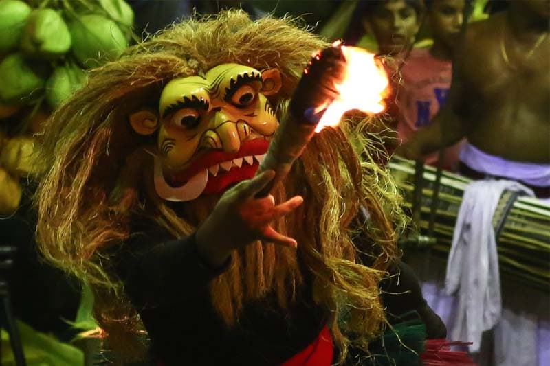 'යකා වැහීම' සහ 'යකා නැටීම' හරියටම කෙරෙන යක් මඩුව | තිලක් සේනාසිංහ
