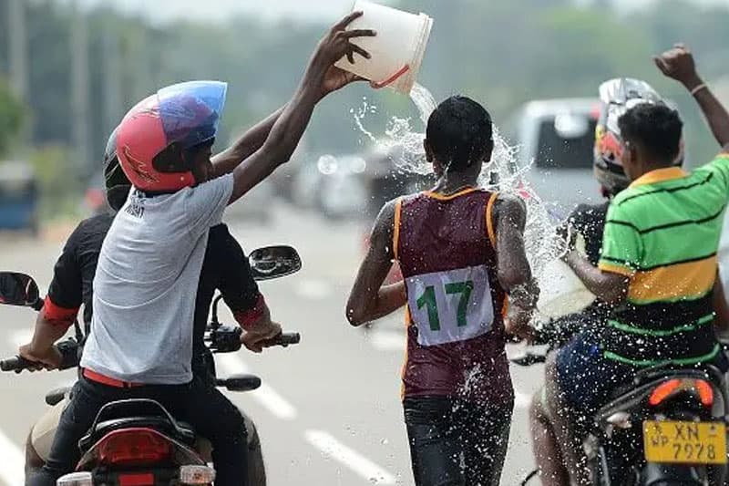 කෘෂිකාර්මික සමාජ අක් මුල් සිඳී බටහිරකරණය වූ වත්මන් බක් මහ සැනකෙළි | තිලක් සේනාසිංහ