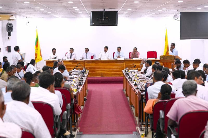 'වෙසක් උත්සවයෙන් නැති ‘ආරක්ෂාවට තර්ජන’ පල්ලියේ මංගල්යයෙන් මතුවන්නේ ඇයි ?'