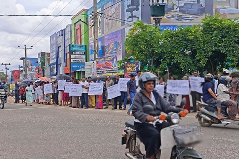 කුණු ප්රශ්ණයක් නිසා නියෝජ්ය ඇමති ටී.බී සරත්ට ගමෙන්ම විරෝධය !