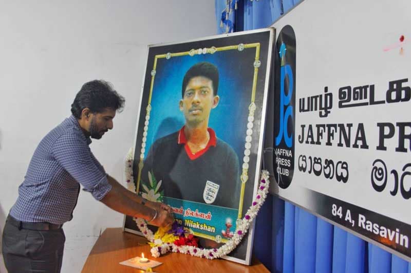 ඝාතනය කෙරුණු තරුණ දෙමළ මාධ්යවේදියකුගේ ගුණ සමරුවේදී මාලිමාන්ඩුවටත් දොස්
