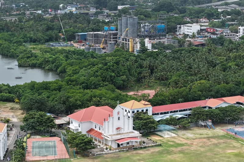 හෝටලයක් මුවාවෙන් කටුනායක ගිලගන්නා සිමෙන්ති කම්හලක් (වීඩියෝ )