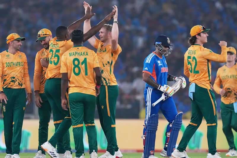 ඉන්දියාවේ ජයග්රාහී ගමන අවසන් වෙයි: දකුණු අප්රිකාව හමුවේ ලකුණු 76ක දරුණු පරාජයක්