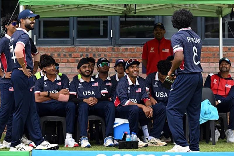 අමෙරිකානු 19න් පහළ ක්රිකට් ක්රීඩකයින්ගේ මව්පියෝ ඉන්දියා ජාතික ගීය ගායනා කරති