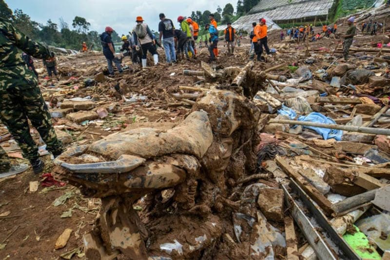 ඉන්දුනීසියාවේ නාය යෑමක්; 17ක් මරුට; 73ක් තවමත් අතුරුදන්