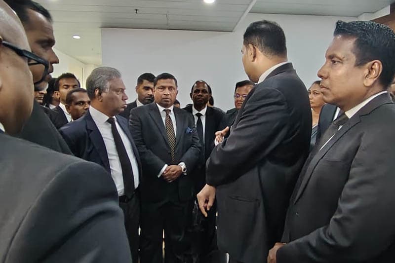 නීතිපති එලවීමට කෙරෙන විරෝධතා හමුවේ ඔහුට සහයට අලුත්කඩේ නීතිඥ පිරිසක්